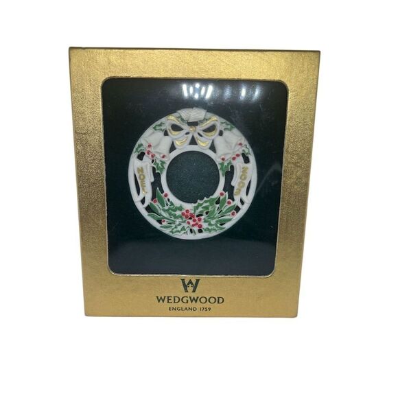 Wedgwood 2003 Annual Wreath Christmas Ornament with Box Gold - Picture 1 of 6